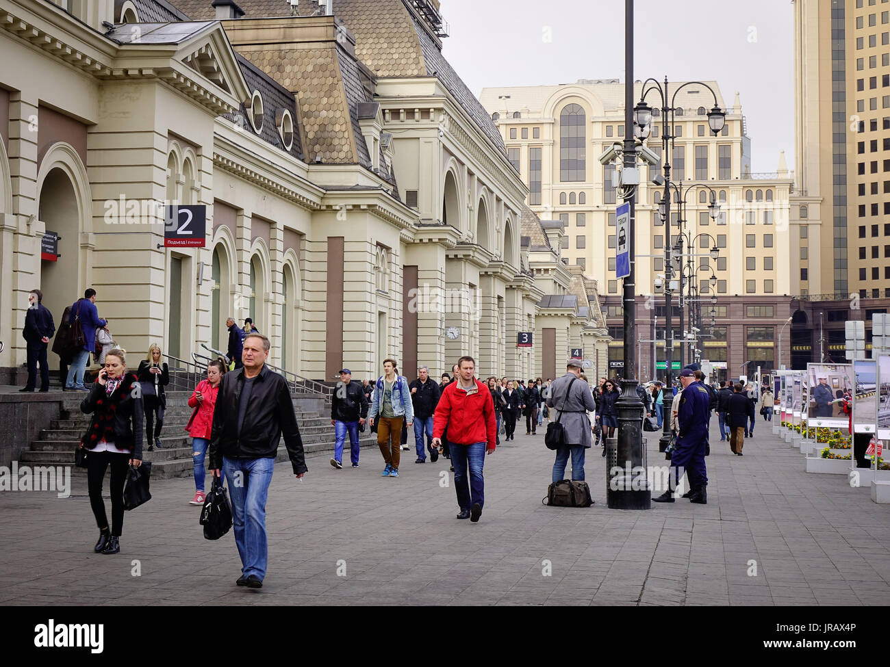 Mosca, Russia - Ott 3, 2016. La gente sulla Vecchia Arbat Street a Mosca, in Russia. Mosca è la capitale e la città più popolosa della Russia, con 13,2 milioni di Foto Stock