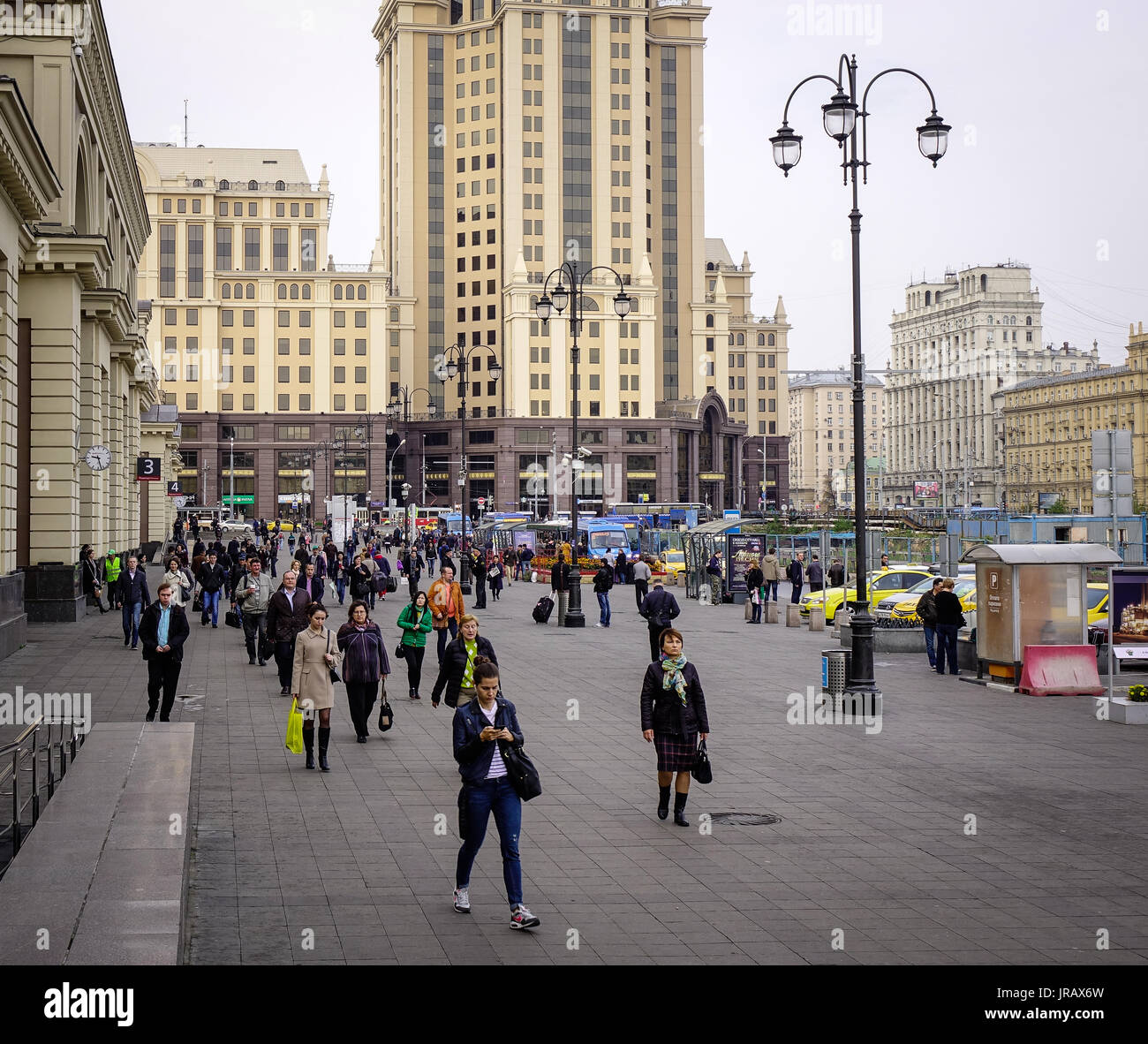Mosca, Russia - Ott 3, 2016. La gente sulla Vecchia Arbat Street presso la giornata di sole a Mosca, in Russia. Mosca è la capitale e la città più popolosa della Russia, con Foto Stock