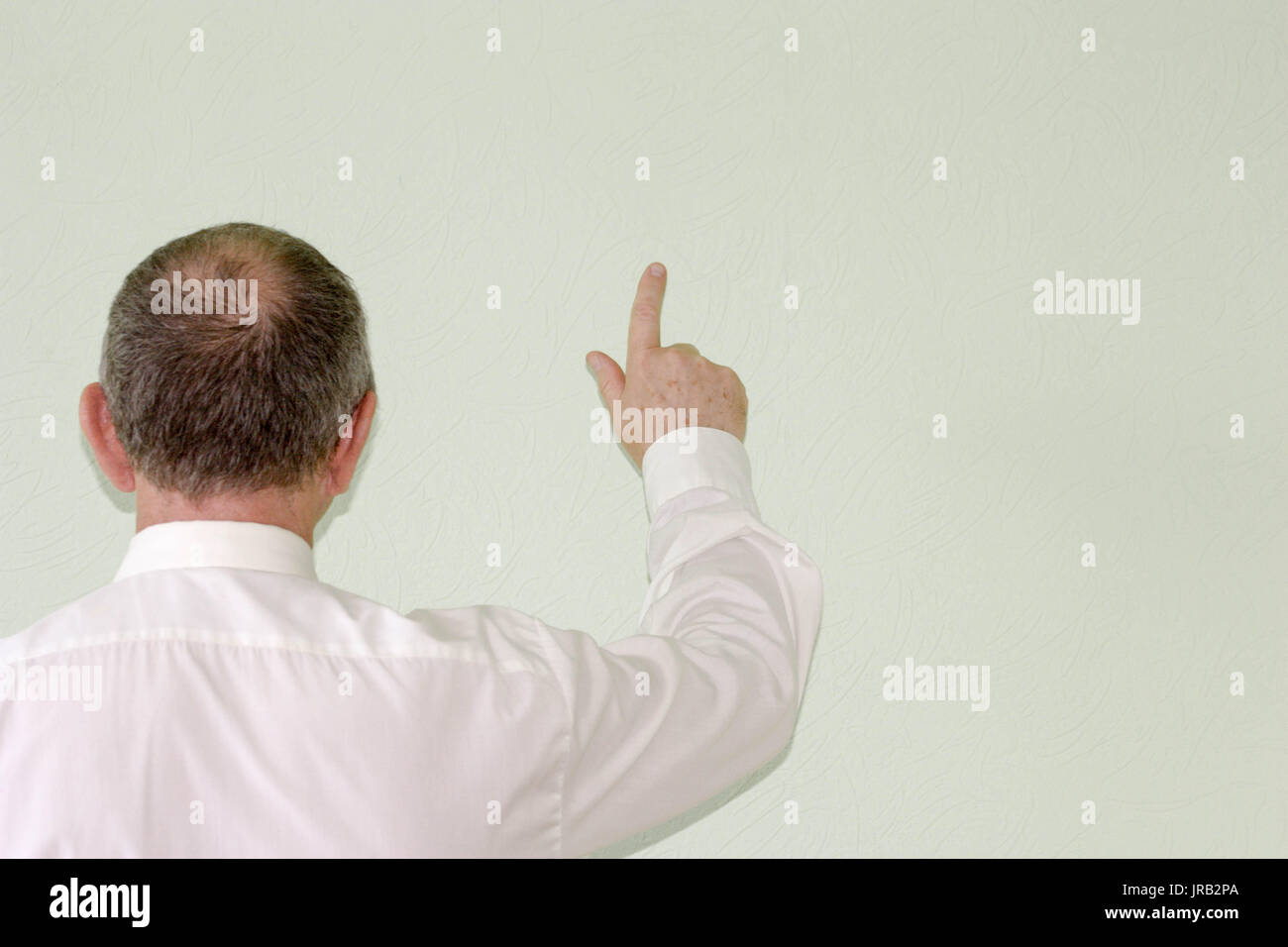 Il concetto di business di scopo. L'uomo sta con la sua schiena e mostra la direzione in avanti. Foto per il tuo design Foto Stock