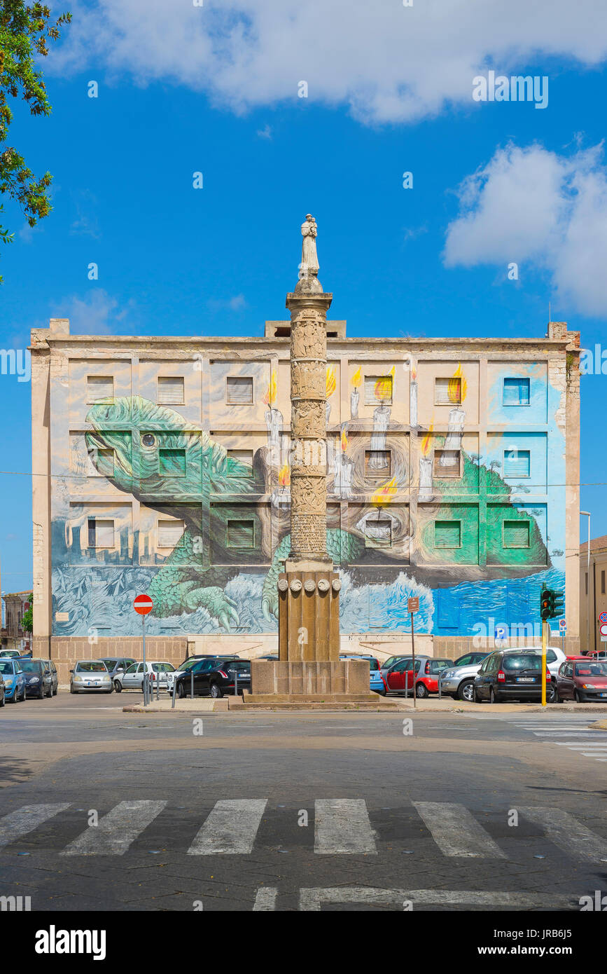 Sassari Sardegna street, vista della colonna che ritraggono la storia di Sassari con un grande murale di una tartaruga in background, Corso Francesco Vico. Foto Stock