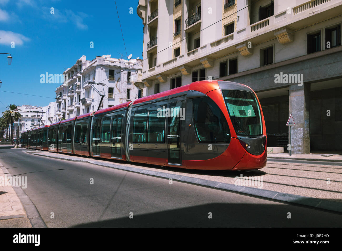 Una fermata del tram che passa sulle ferrovie tra vecchi edifici - Casablanca - Marocco Foto Stock