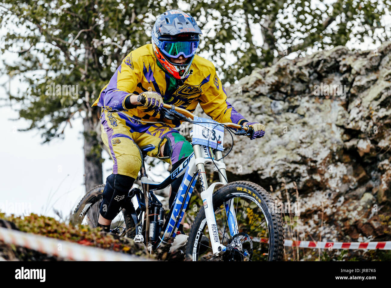 Closeup uomo rider in discesa in mountain bike durante il campionato nazionale in discesa Foto Stock