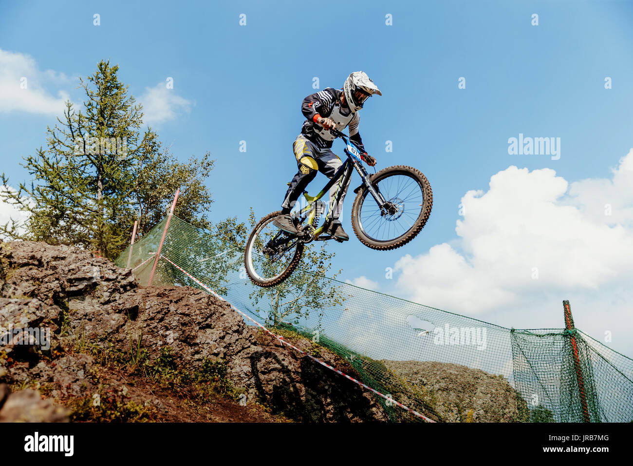 Pilota sul divario Bike jump da montagna durante il campionato nazionale in discesa Foto Stock