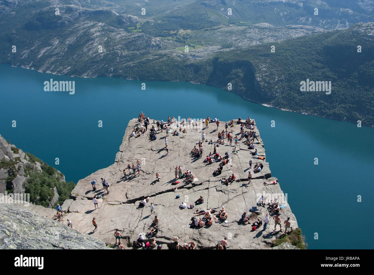 Una delle attrazioni più popolari della Norvegia è un prekestolen - pulpito rock - cliff appesa sopra lysefjorden. Foto Stock