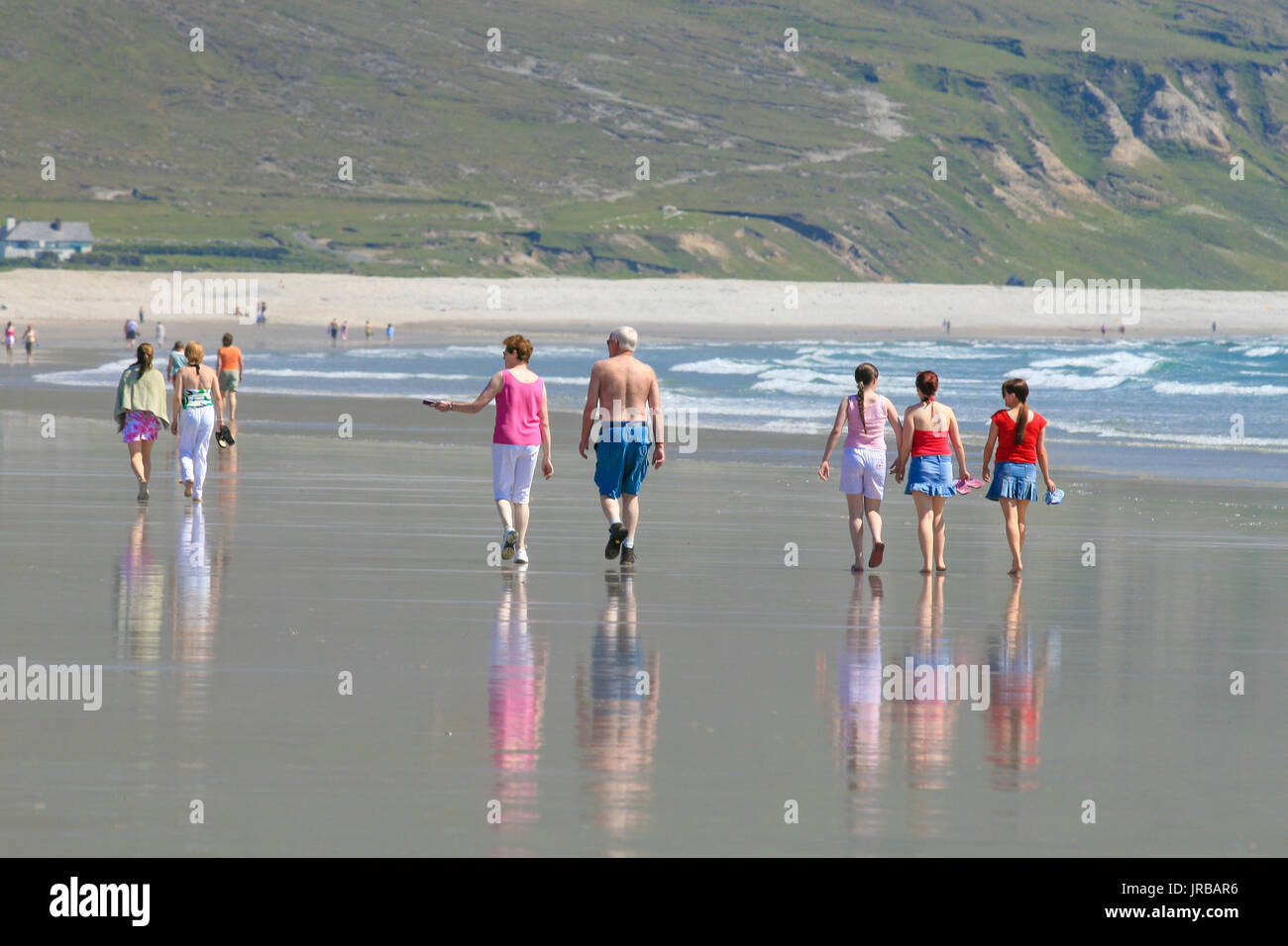 Per coloro che godono di un'estate a piedi su Achill Island spiaggia sabbiosa, Co.Mayo, Irlanda Foto Stock