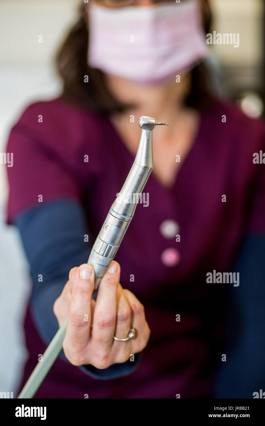 Infermiere dentali dimostrando manipolo con bava di decadimento per il distacco Foto Stock
