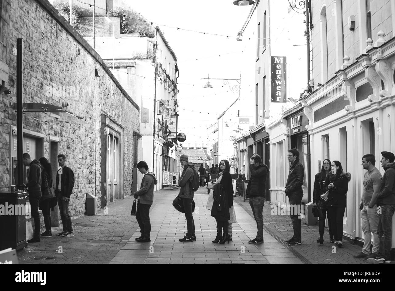 La gente in coda per ottenere un denaro contante dai bancomat in città di Galway, Irlanda Foto Stock