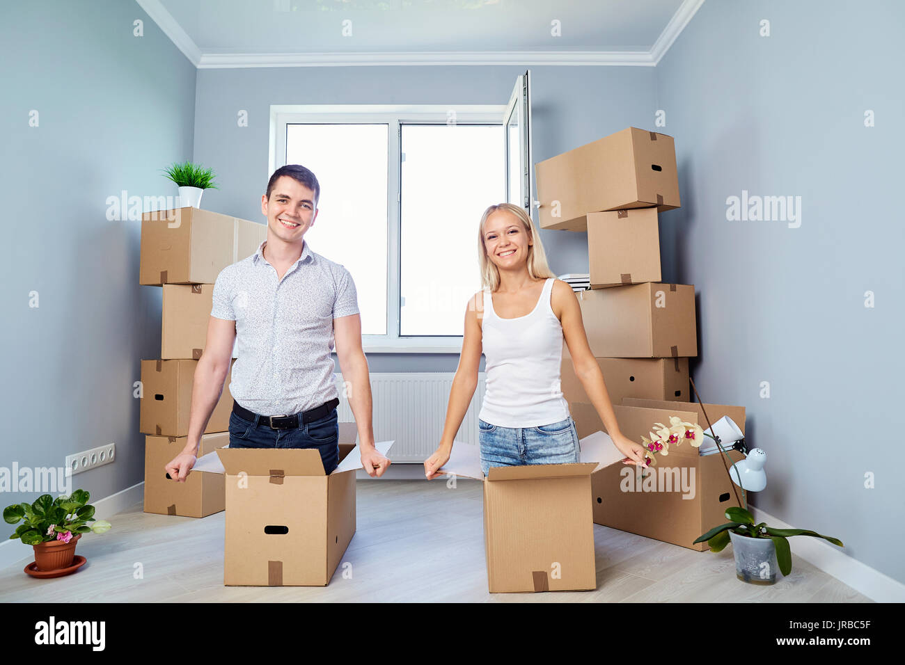 Una famiglia felice è il divertimento in un nuovo appartamento in casa. Foto Stock