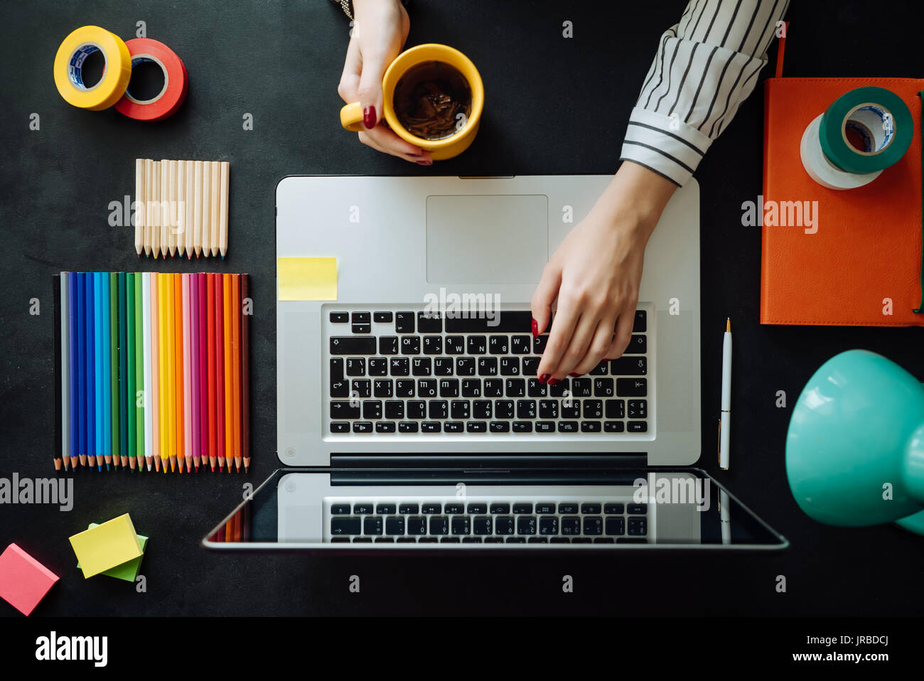 Computer portatile con vuoto di Blocco note e penna con set di campioni di colore sul vecchio tavolo in legno. Vista superiore del workplace designer. Un concetto di design di architettura Foto Stock