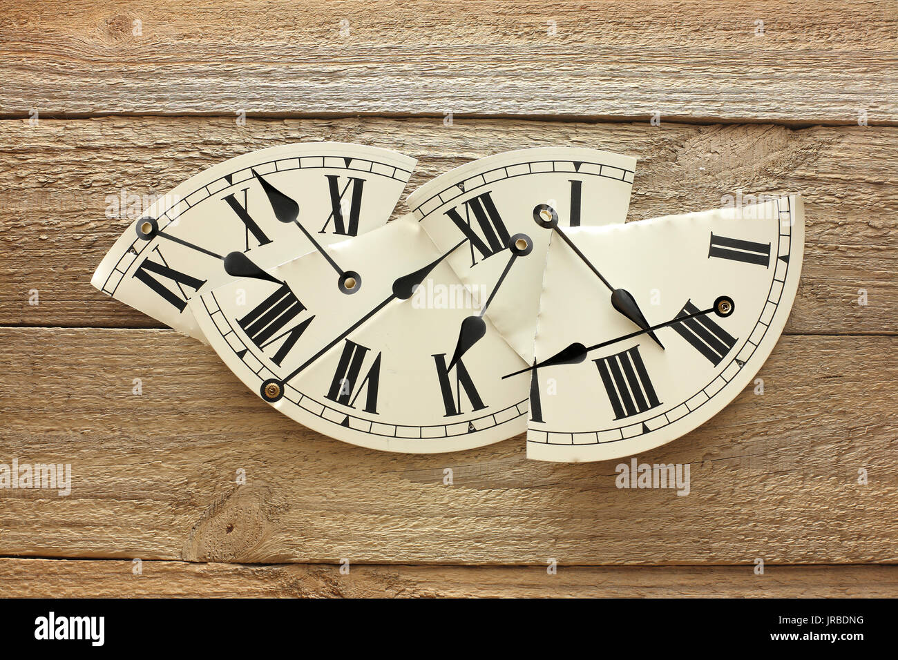 Orologio su sfondo di legno Foto Stock