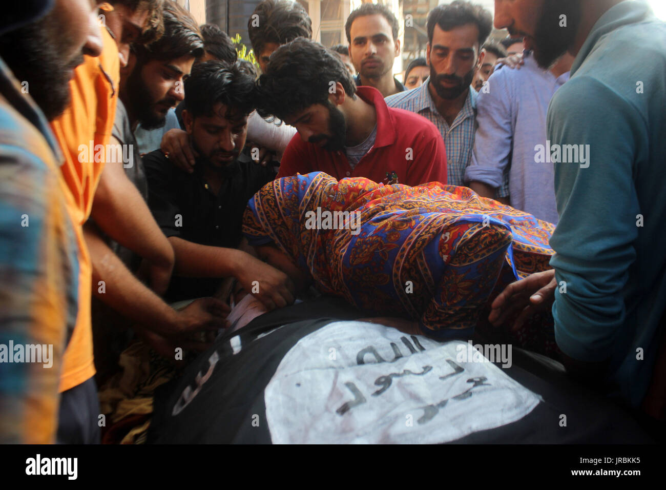 Relativamente sconosciuto avvolge il corpo morto di una uccisi dai ribelli Hizb Yawar alias Gazi durante il corteo funebre in Hanfia Eidgah Janglatandi in località della città vecchia Anantnag, 55 chilometri a sud di Srinagar. Yawar a 17 giorno ribelle vecchio è stato ucciso nel corso di un incontro con le forze di sicurezza Kanelwan villaggio nella cinghia Dochnipora di Bijbehara nello stesso quartiere di giovedì sera. Altri due ribelli sono riusciti a fuggire dalla zona mentre un civile- Ghulam Muhamad Bhat Arwani dal villaggio di Bijbehara è stato anche ucciso nello scambio di fuoco. (Foto di Muneeb Ul Islam/Pacific Stampa) Foto Stock