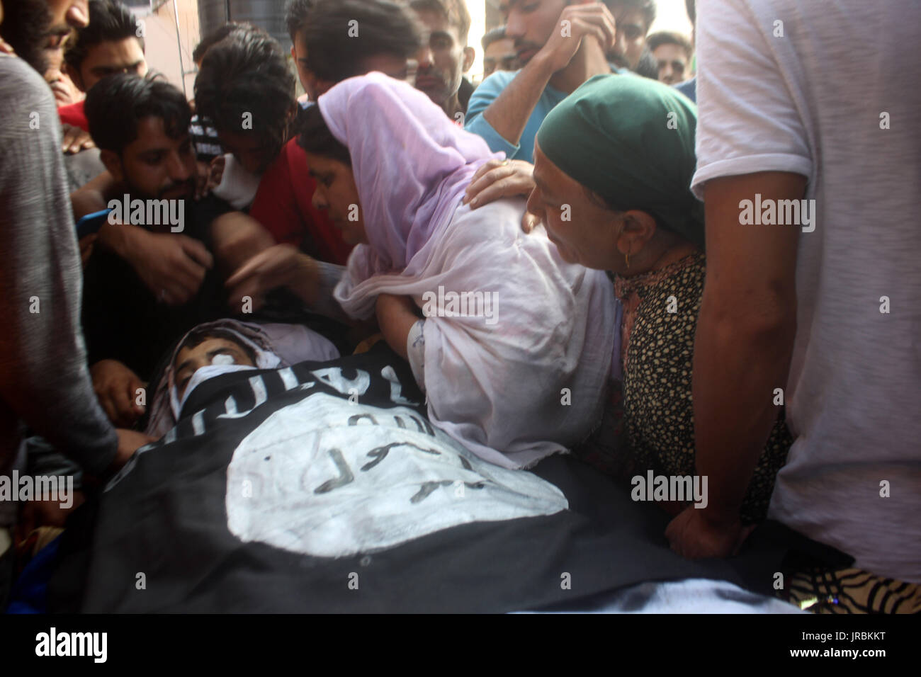 (Nota del redattore: immagine raffigura la morte) del Kashmir donne musulmane pianto durante il corteo funebre di una uccisi dai ribelli Hizb Yawar alias Gazi in Hanfia Eidgah Janglatandi in località della città vecchia Anantnag, 55 chilometri a sud di Srinagar. Yawar a 17 giorno ribelle vecchio è stato ucciso nel corso di un incontro con le forze di sicurezza Kanelwan villaggio nella cinghia Dochnipora di Bijbehara nello stesso quartiere di giovedì sera. Altri due ribelli sono riusciti a fuggire dalla zona mentre un civile- Ghulam Muhamad Bhat Arwani dal villaggio di Bijbehara è stato anche ucciso nello scambio di fuoco. (Foto di Muneeb Ul Islam/Pacific Stampa) Foto Stock