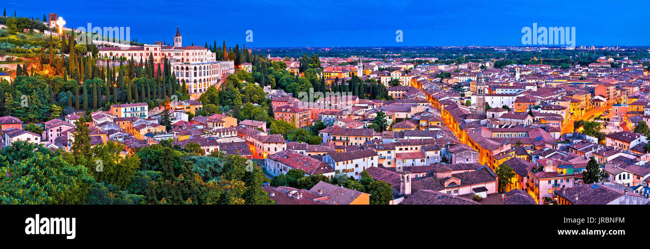 Verona la città vecchia e il fiume Adige panoramiche vista aerea alla sera, regione italiana Veneto Foto Stock
