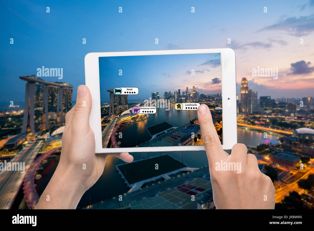 Mano azienda smart phone usare AR applicazione per controllare le informazioni pertinenti circa gli spazi intorno al cliente. La città di Singapore in background. Augmented re Foto Stock