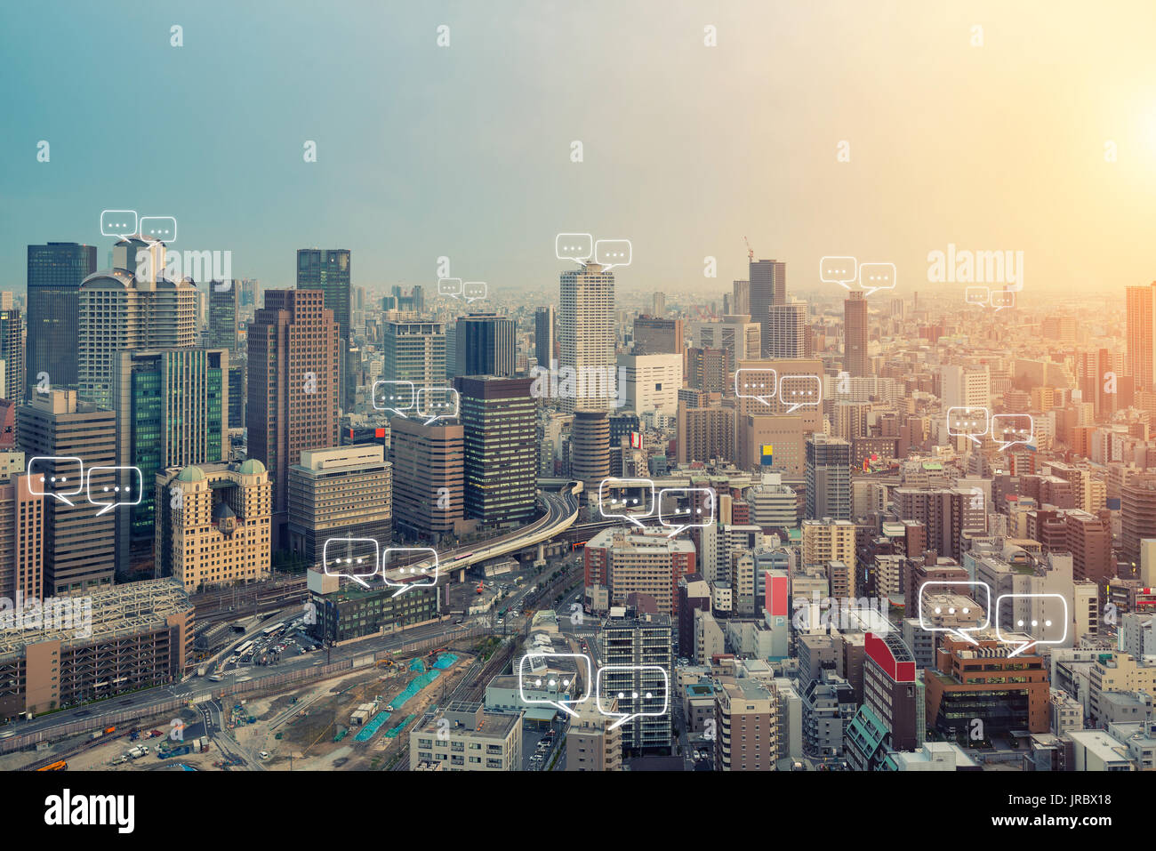 Spazio vuoto per il testo sulla città di Osaka e chat di bolla per la comunicazione. Tecnologia e concetto di comunicazione. Internet di una cosa. Foto Stock