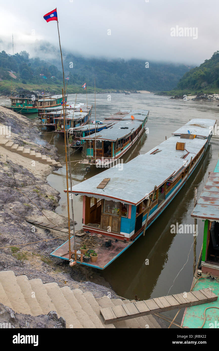 Barche sul fiume Mekong, Pakbeng, Laos Foto Stock