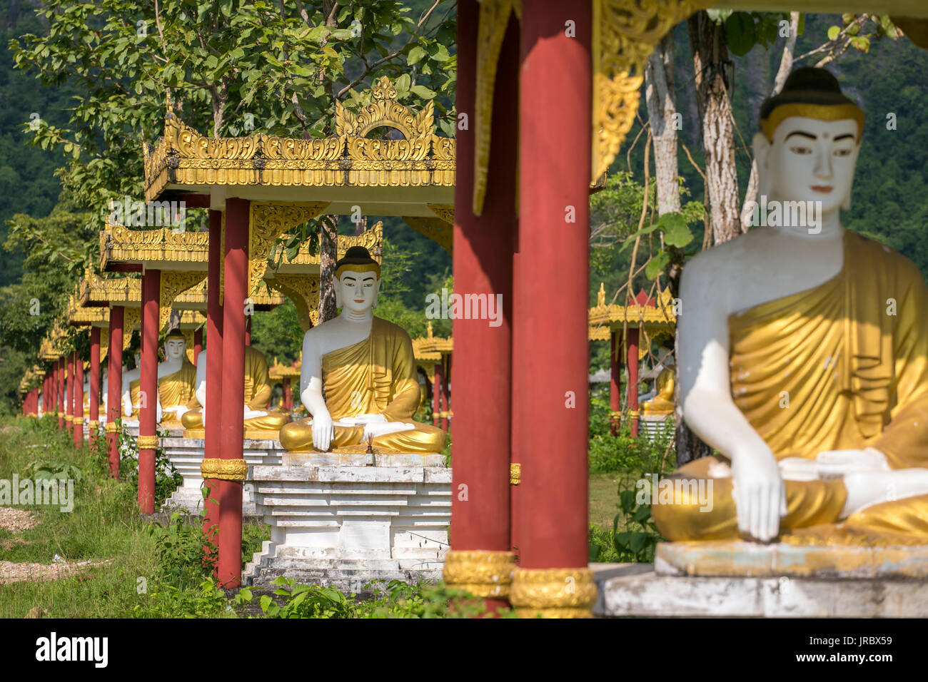 Molte statue di Buddha nei pressi di Hpa-an in Myanmar Foto Stock