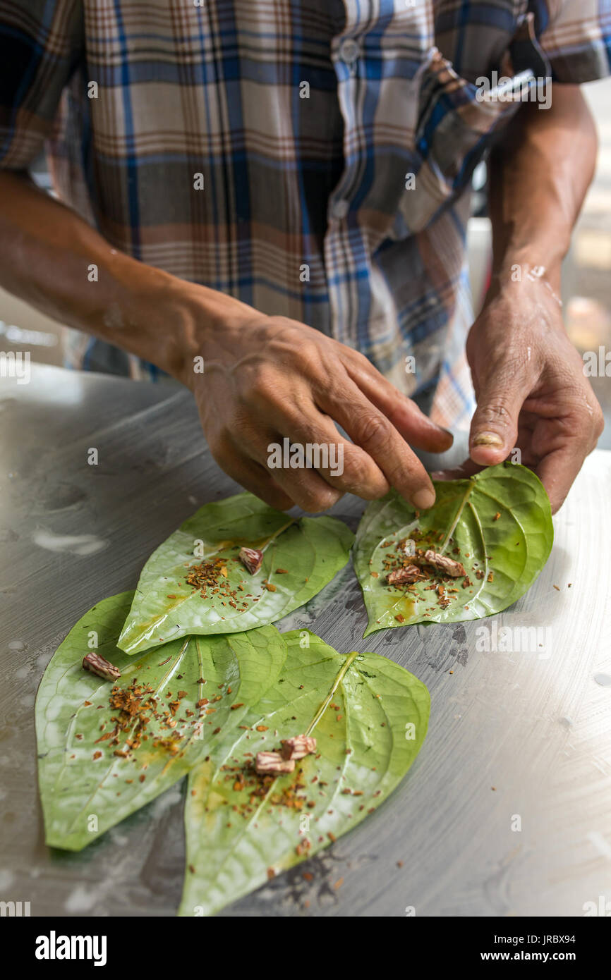 Uomo che fa di betel dado sulla bancarella di strada in Myanmar (Birmania). Foto Stock