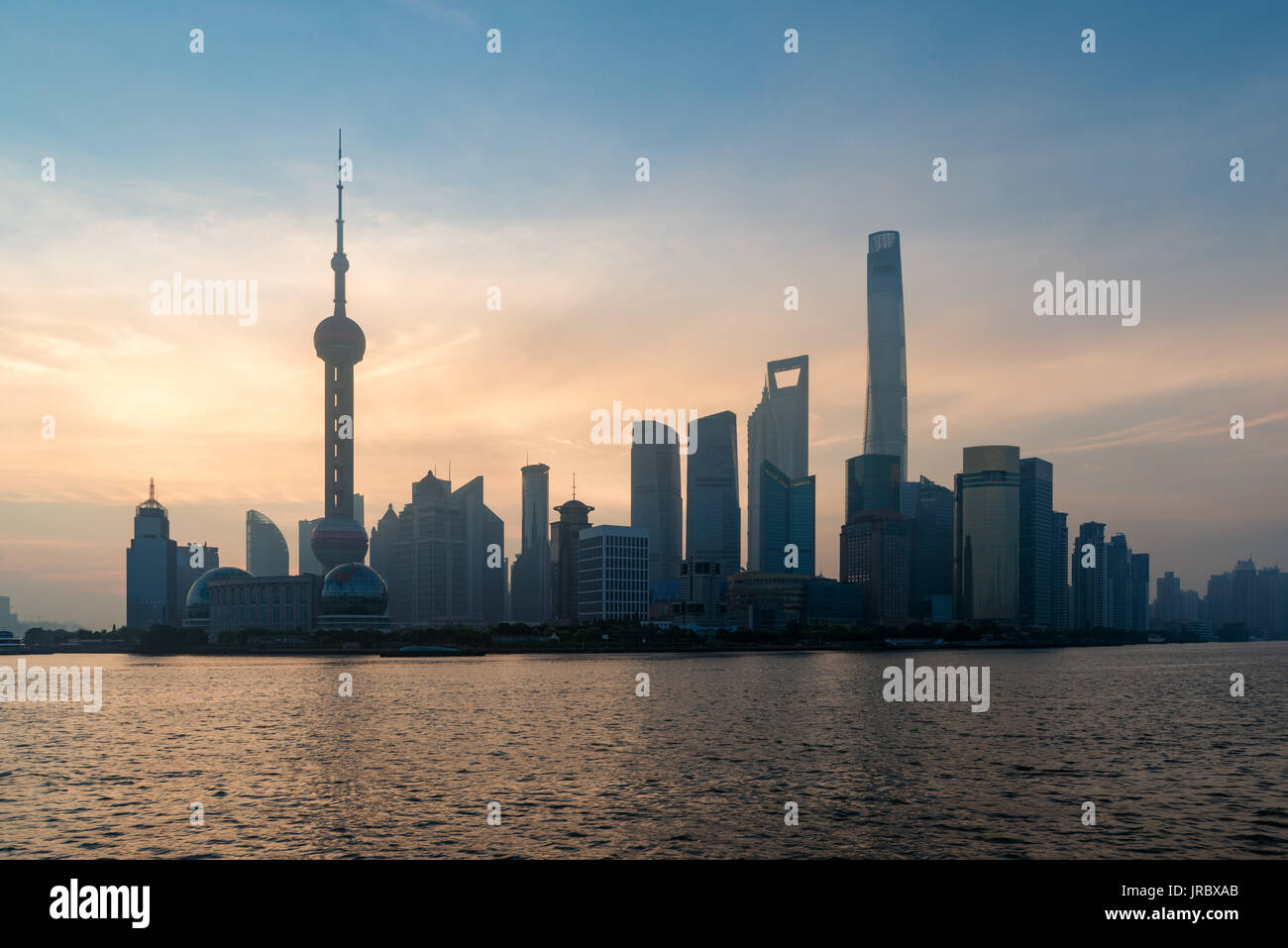 Lo skyline di Shanghai cityscape, vista di Shanghai presso Lujiazui Finance e il quartiere degli affari della zona commerciale grattacielo in mattinata, Shanghai in Cina Foto Stock