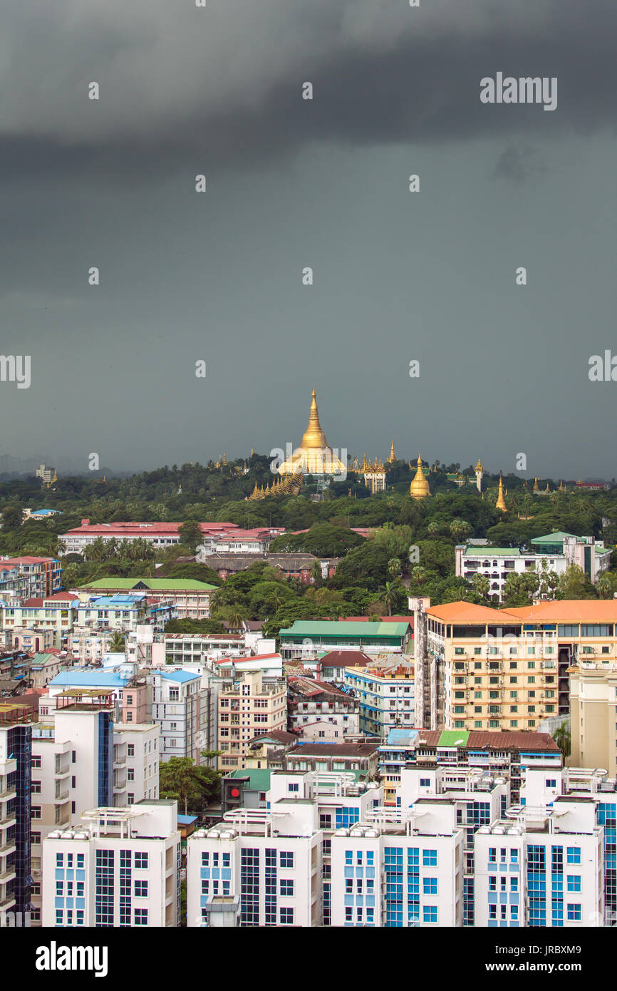 Shwedagon pagoda in Yangon durante la giornata piovosa, Myanmar. Foto Stock