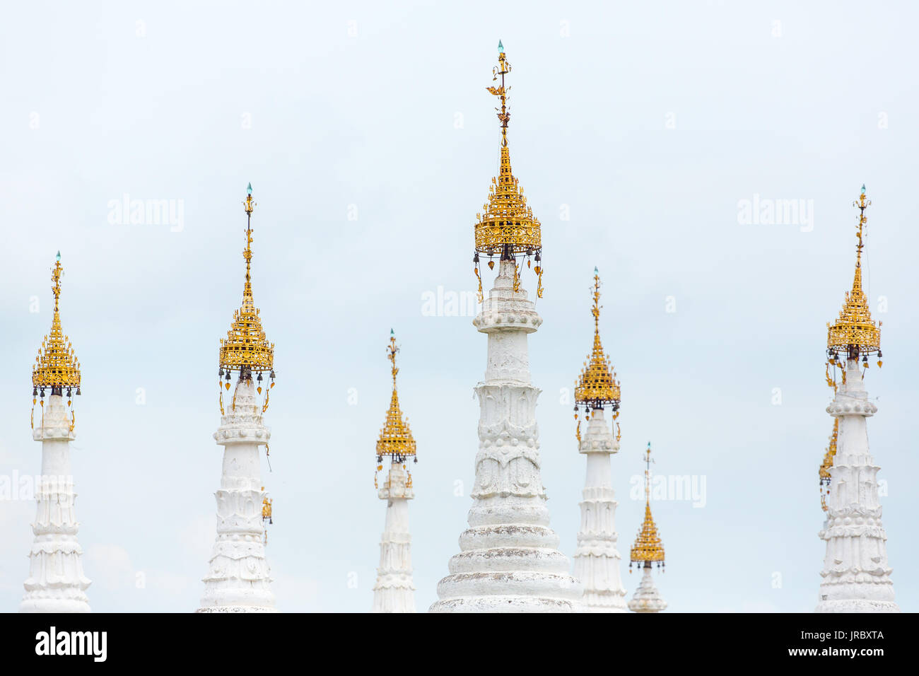 Stupa bianchi della Pagoda Kuthodaw con pietre Tripitaka iscrizioni all'interno di Mandalay, Myanmar Foto Stock