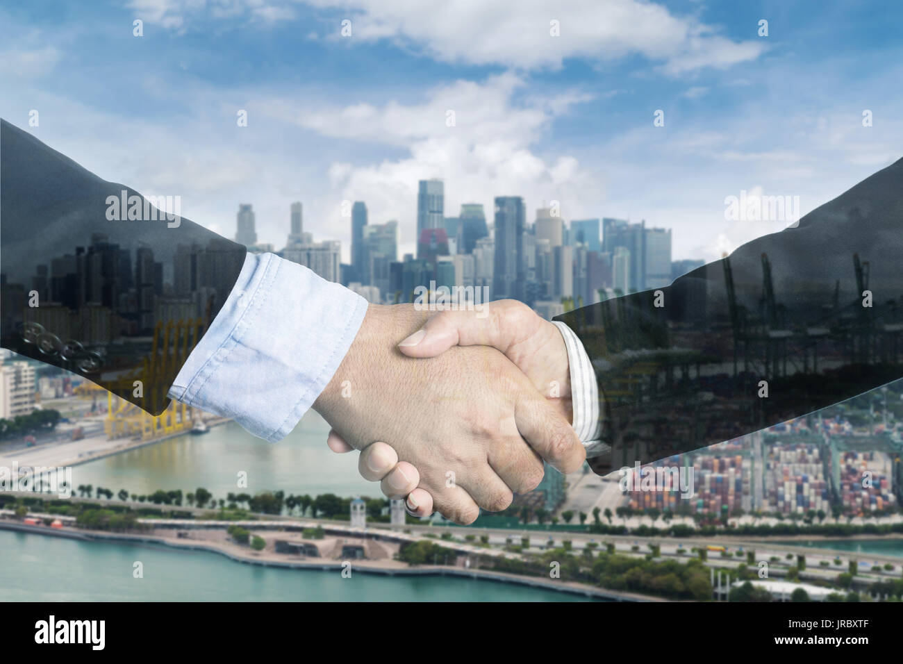La doppia esposizione di un imprenditore handshake sulla porta con contenitori. Concetto di accordo commerciale del porto industriale, spedizione e trasporto, logist Foto Stock