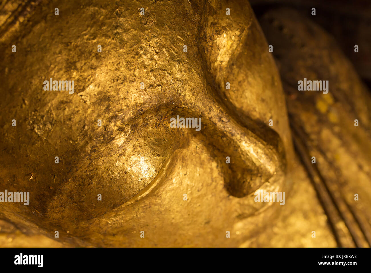 Golden Buddha reclinato statua in Pho Win Taung Grotte Monywa, Mandalay. Foto Stock