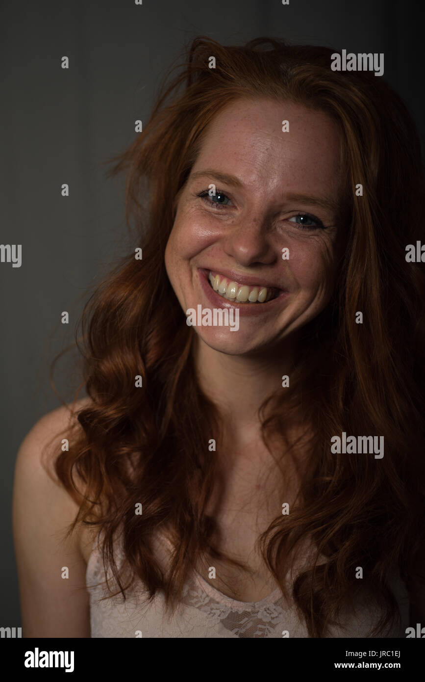 Ritratto di una giovane e bella, i capelli rossi donna che ride Foto Stock