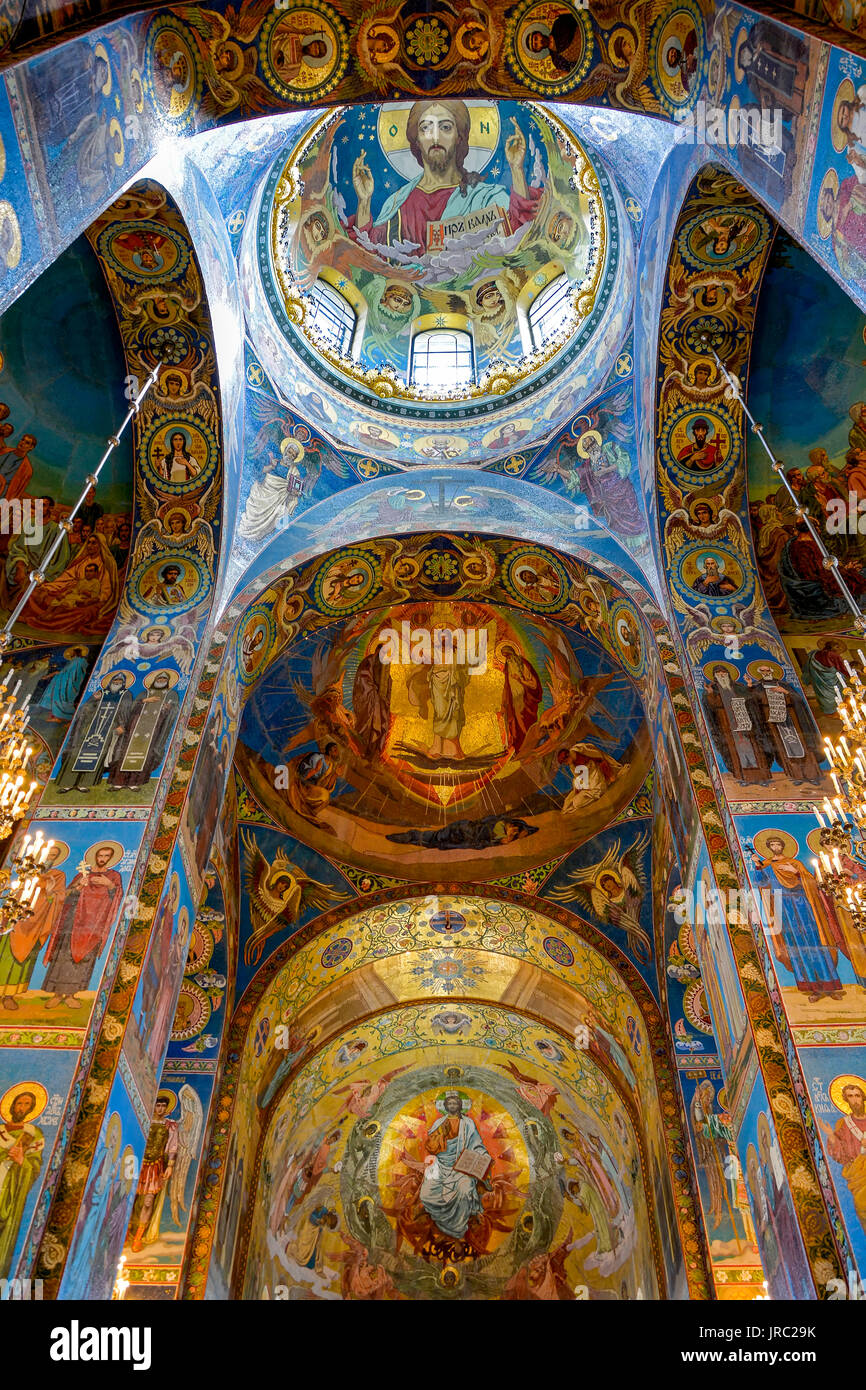 Interno del Salvatore sul Sangue versato cattedrale con pitture ed affreschi e caratteristica architettura a San Pietroburgo, Russia Foto Stock