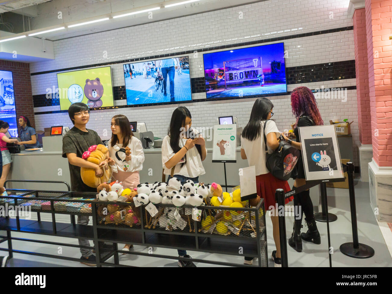 Gli amanti dello shopping gregge all'aperto recentemente amici online store in Times Square a New York il giovedì, 27 luglio 2017. Il negozio è un prolungamento della linea Corp., una popolare applicazione Messaggistica in Giappone di proprietà di sud coreano Naver Corp. con 220 milioni di utenti attivi mensili, per la maggior parte in Giappone, a Taiwan e in Indonesia. Il negozio vende prodotti basati sui caratteri utilizzati nell'applicazione Messaggistica "tickers'. (© Richard B. Levine) Foto Stock
