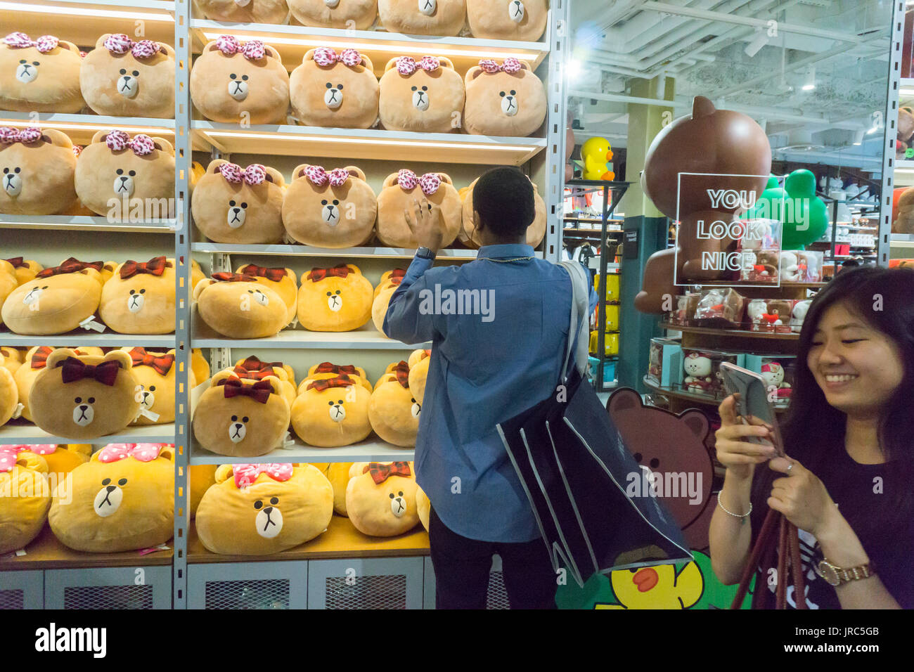 Un lavoratore regolare inventario il recentemente aperto amici online store in Times Square a New York il giovedì, 27 luglio 2017. Il negozio è un prolungamento della linea Corp., una popolare applicazione Messaggistica in Giappone di proprietà di sud coreano Naver Corp. con 220 milioni di utenti attivi mensili, per la maggior parte in Giappone, a Taiwan e in Indonesia. Il negozio vende prodotti basati sui caratteri utilizzati nell'applicazione Messaggistica "tickers'. (© Richard B. Levine) Foto Stock