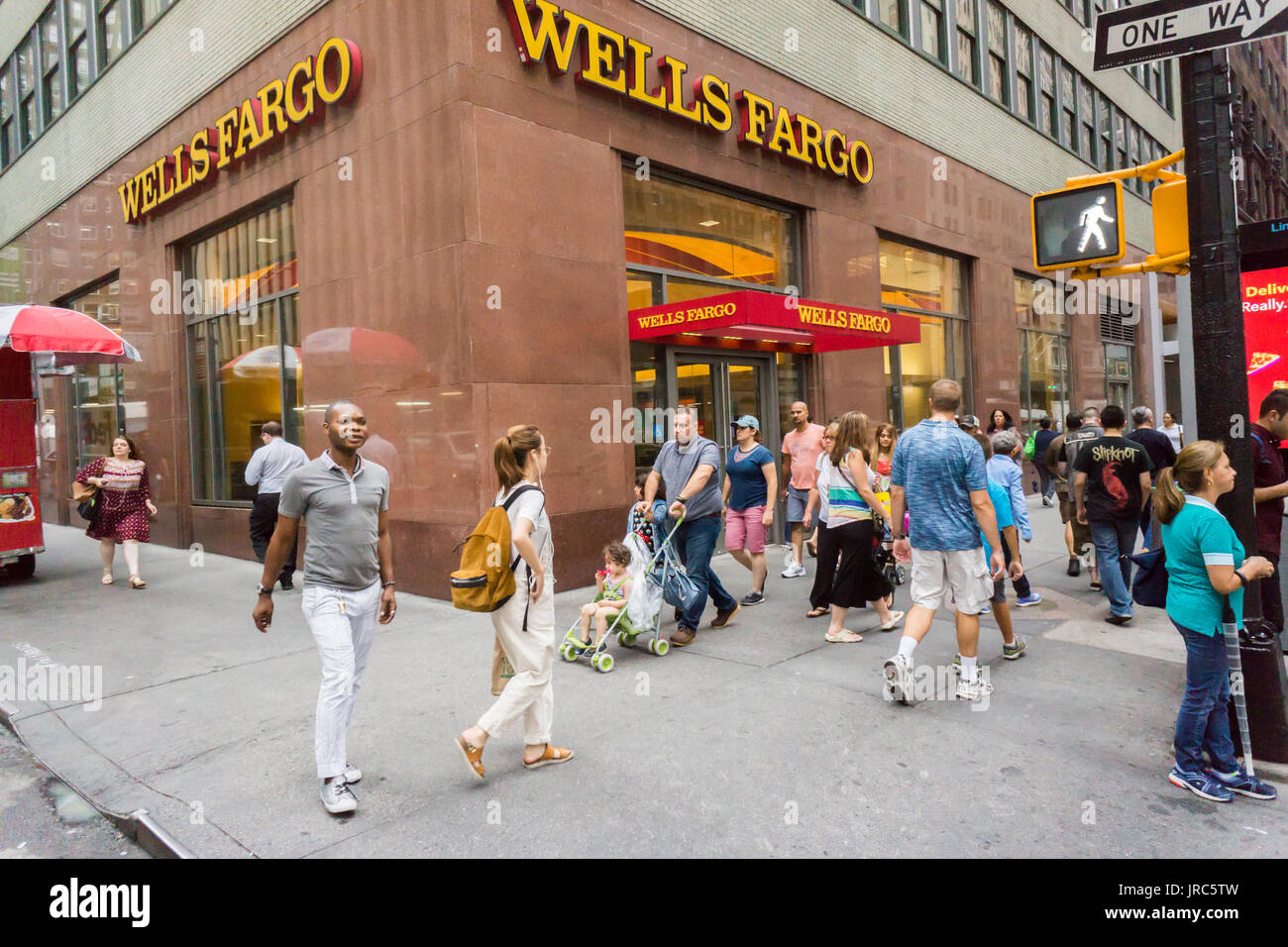 Un ramo di Wells Fargo a Midtown Manhattan a New York il giovedì, 27 luglio 2017. (© Richard B. Levine) Foto Stock