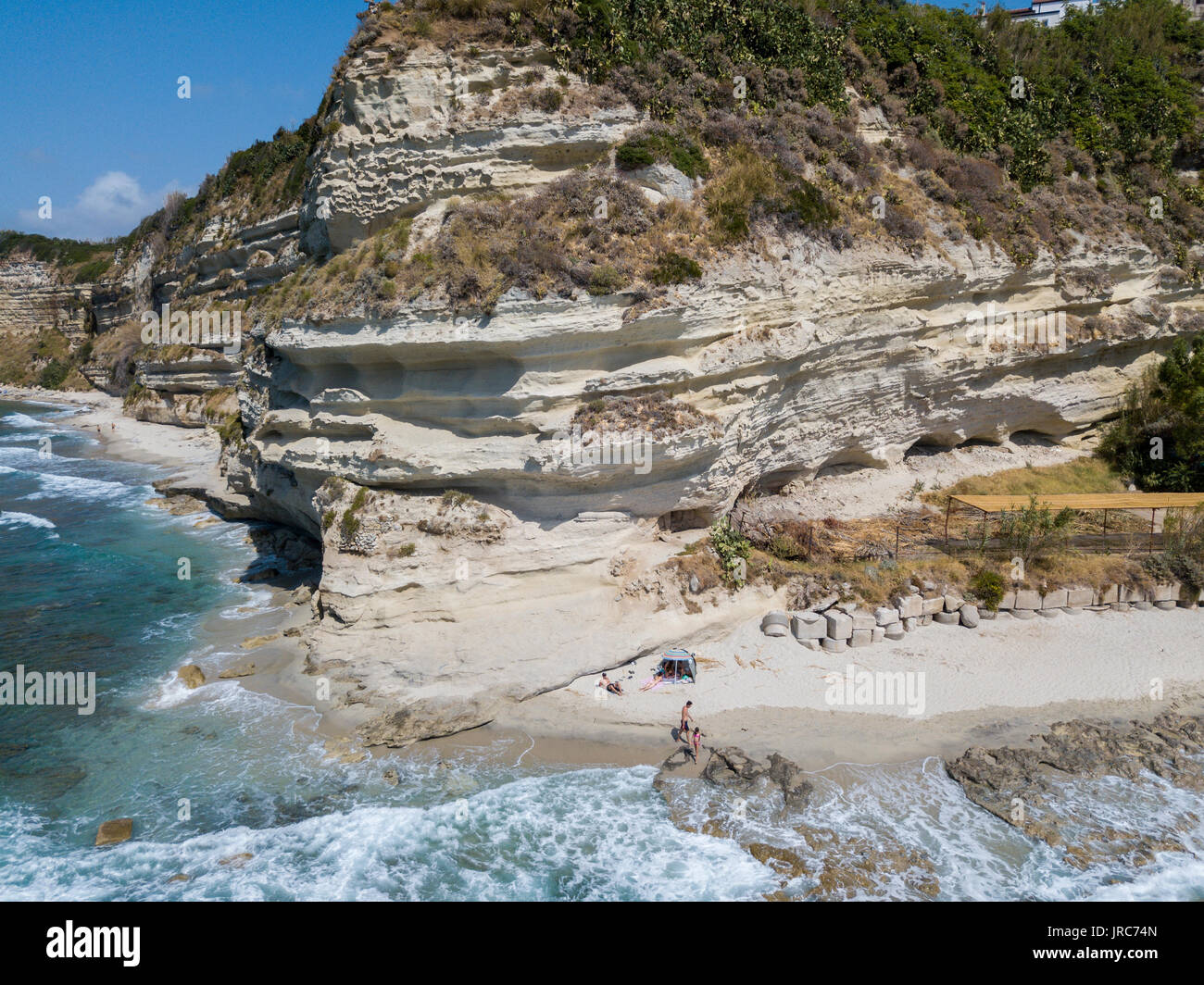 Promontorio, costa, Cliff, scogliera affacciato sul mare, Ricadi, Capo Vaticano, Calabria. Italia Foto Stock