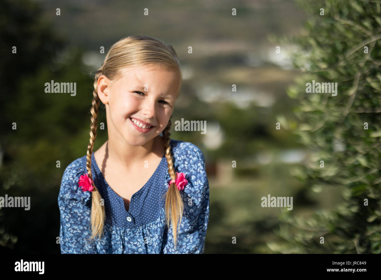 Close-up di ragazza sorridente ragazza alla fotocamera su una giornata di sole Foto Stock