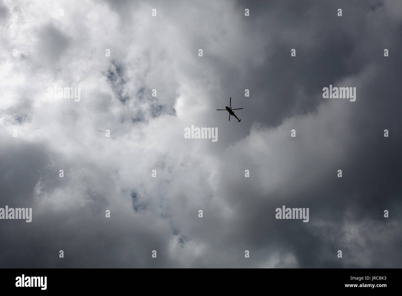 Elicottero contro il cielo nuvoloso Foto Stock