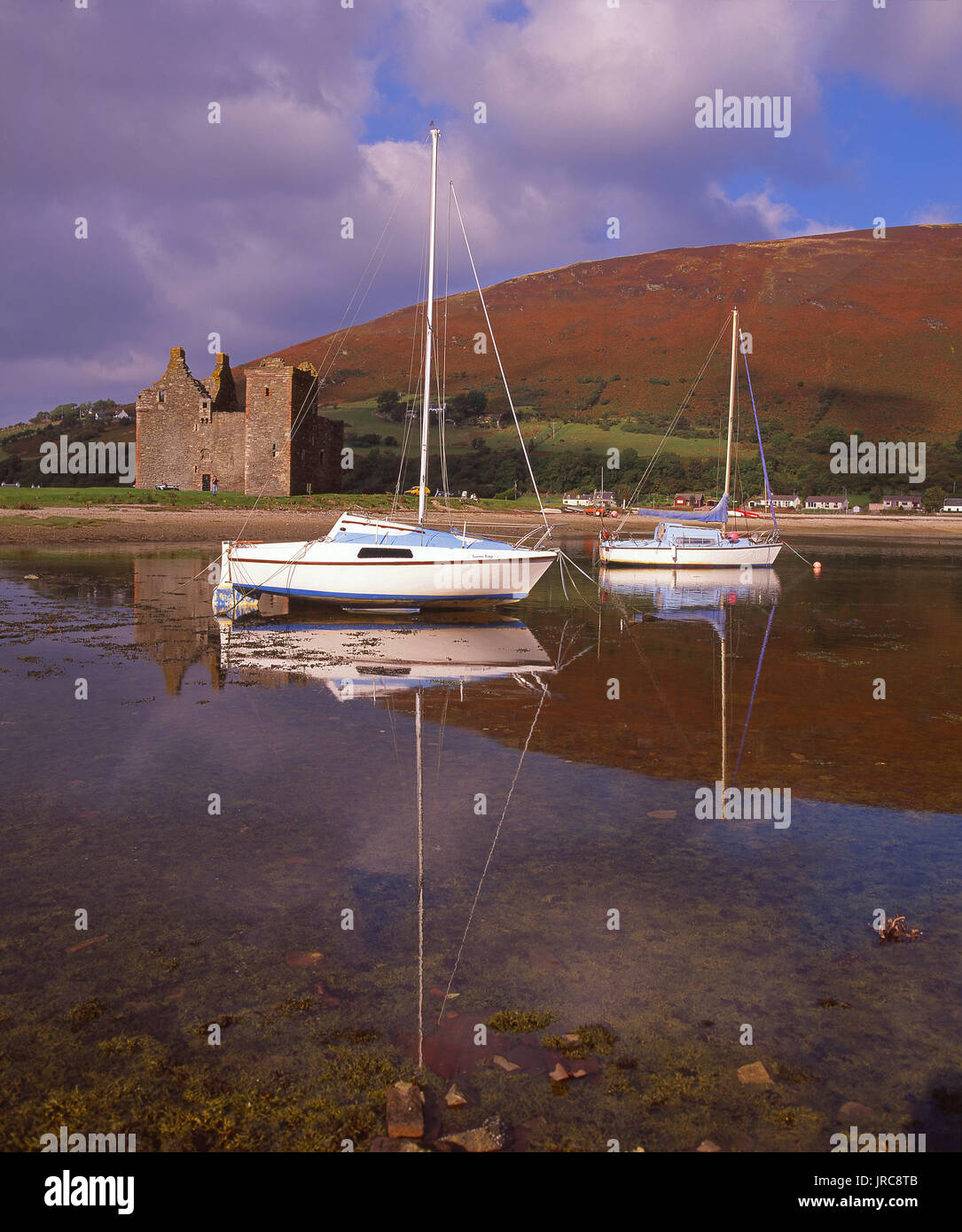 Riflessioni pacifica a Lochranza con le rovine del castello di Lochranza, isola di Arran Foto Stock