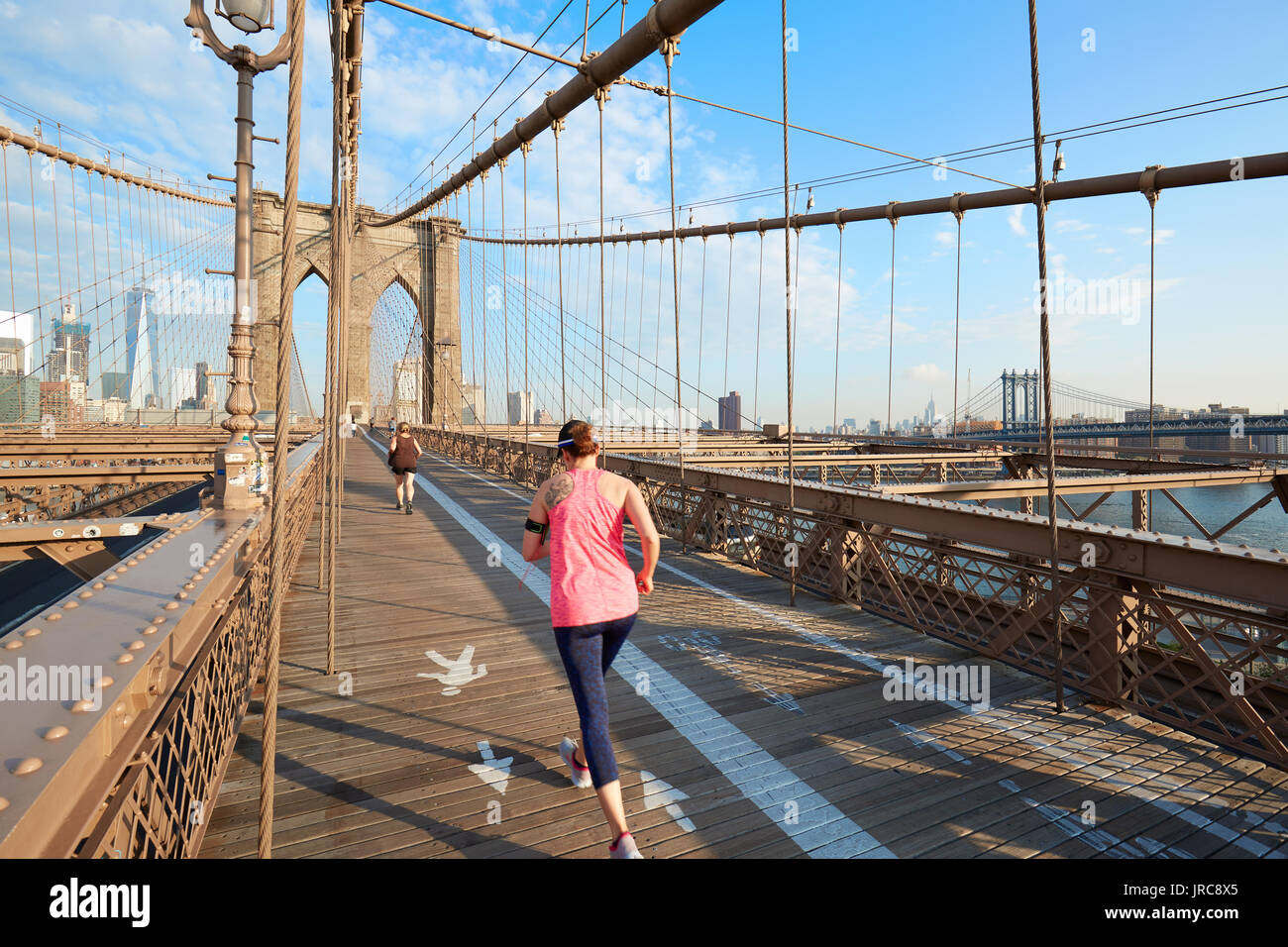 Ponte di Brooklyn in una mattina di sole con le persone che eseguono in New York Foto Stock