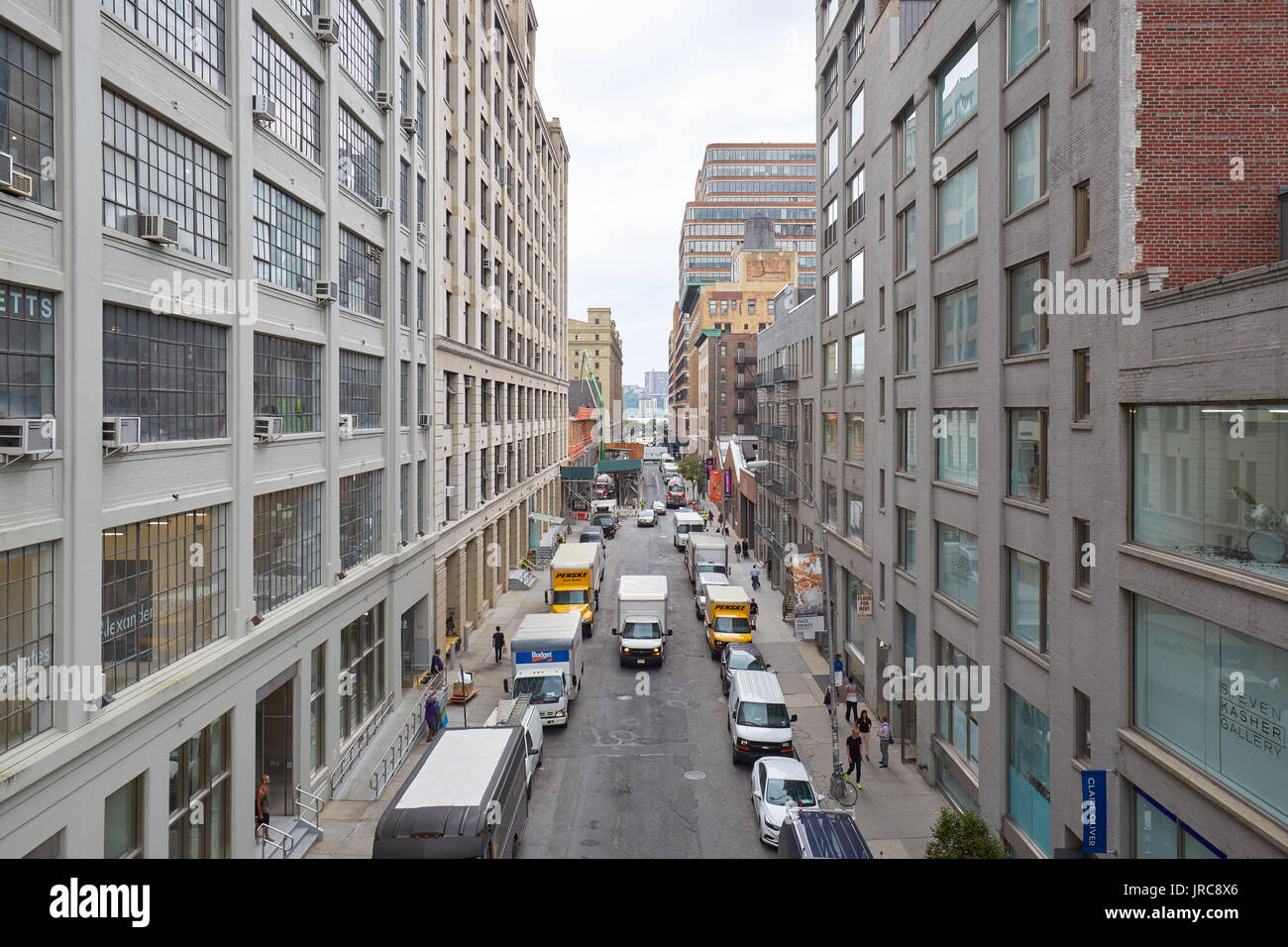 Chelsea Street vista in elevazione con gallerie d'arte a New York. La strada è visto dalla linea alta. Foto Stock