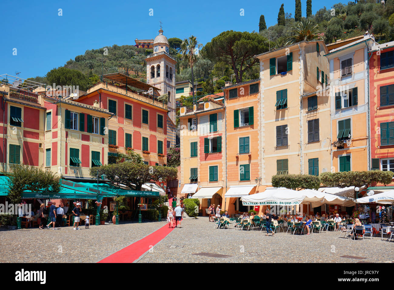 Portofino tipica bella piazza del villaggio con case colorate e lussuosi negozi in Italia Foto Stock