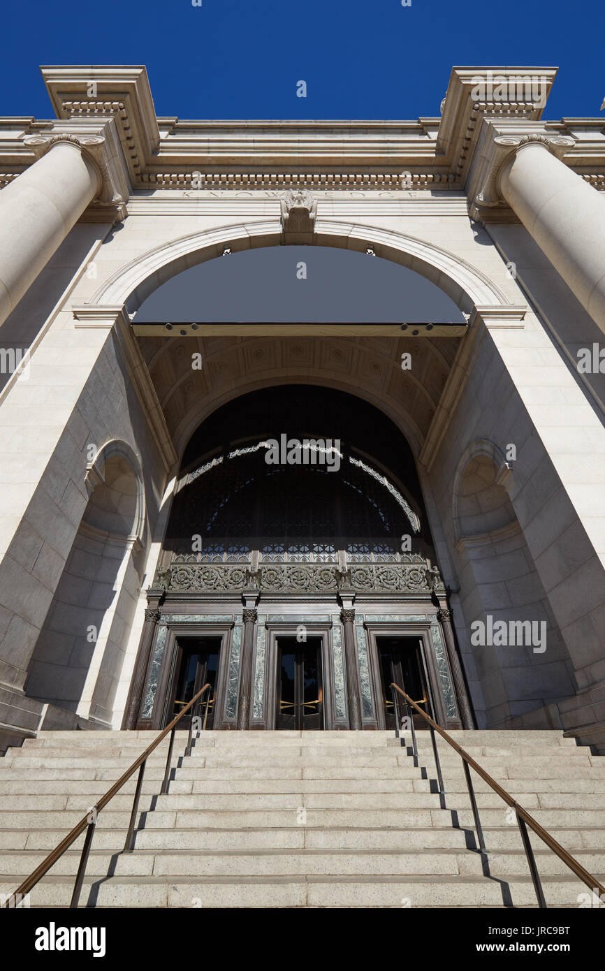 Il Museo Americano di Storia Naturale edificio ingresso con scalinata in una giornata di sole e cielo blu in New York Foto Stock