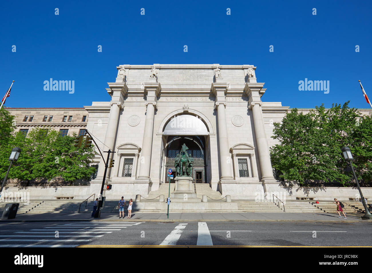 Il Museo Americano di Storia Naturale facciata di edificio con persone in una giornata di sole e cielo blu in New York Foto Stock