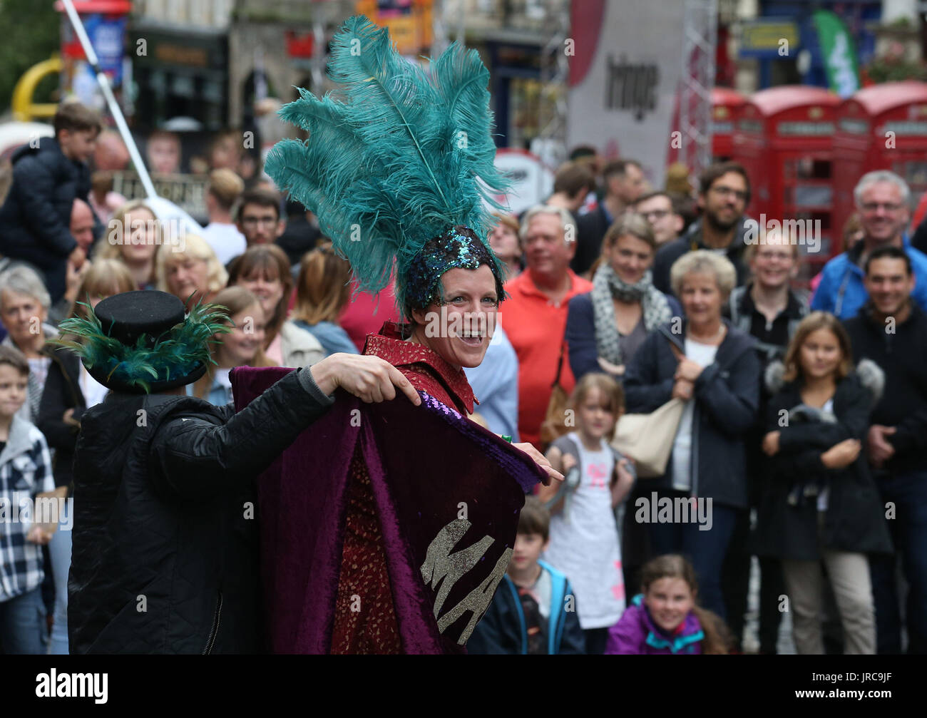 Street performer in grado Mable durante il suo agire sul Royal Mile di Edimburgo, come la festa principale stagione ufficialmente si mette in modo in un anno fondamentale nella vita culturale della città. Foto Stock