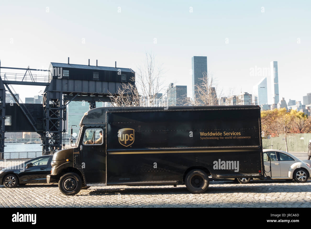Carrello UPS consegna delle merci in città di Long Island quartiere di Queens a New York City il paesaggio come sfondo Foto Stock
