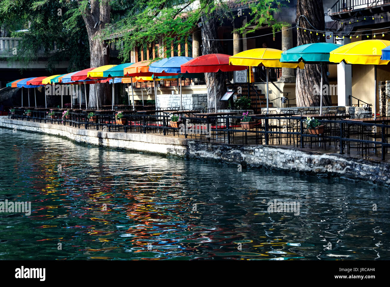Ombrelloni colorati riflessa sul fiume San Antonio, il lungofiume di San Antonio, Texas, Stati Uniti d'America Foto Stock