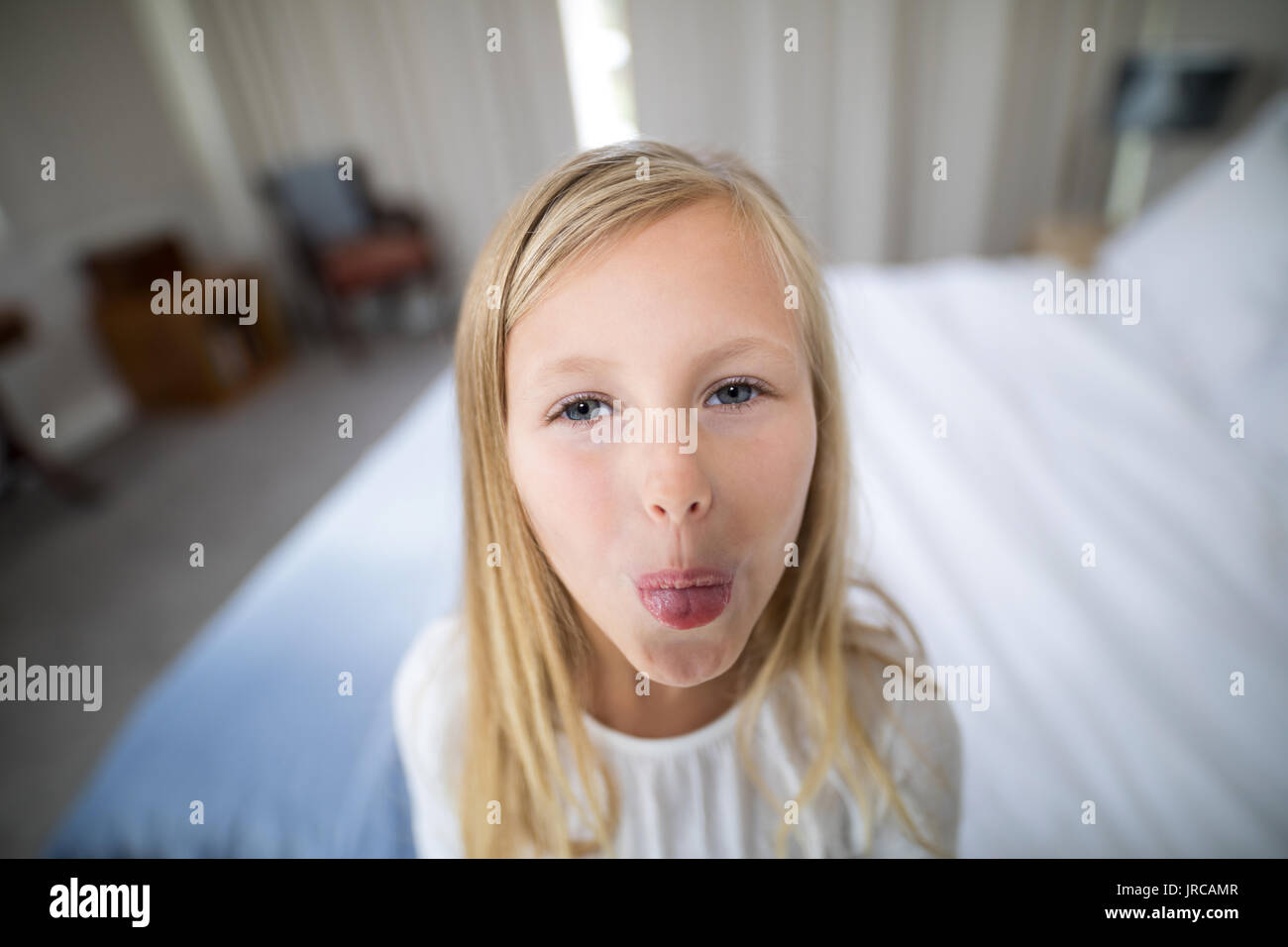 Ritratto di ragazza busbana francese in camera da letto a casa Foto Stock