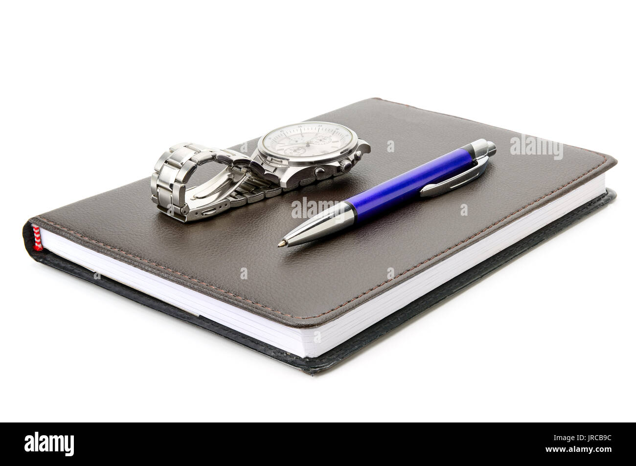 Notebook, penna e orologio isolato su bianco Foto Stock