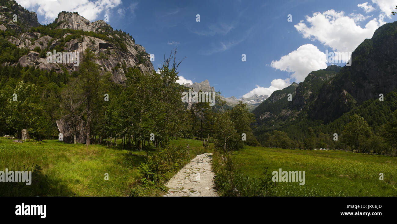 La valle di Mello, una verde vallata circondata da montagne di granito e alberi da foresta, rinominato il poco italiano Yosemite Valley dagli amanti della natura Foto Stock