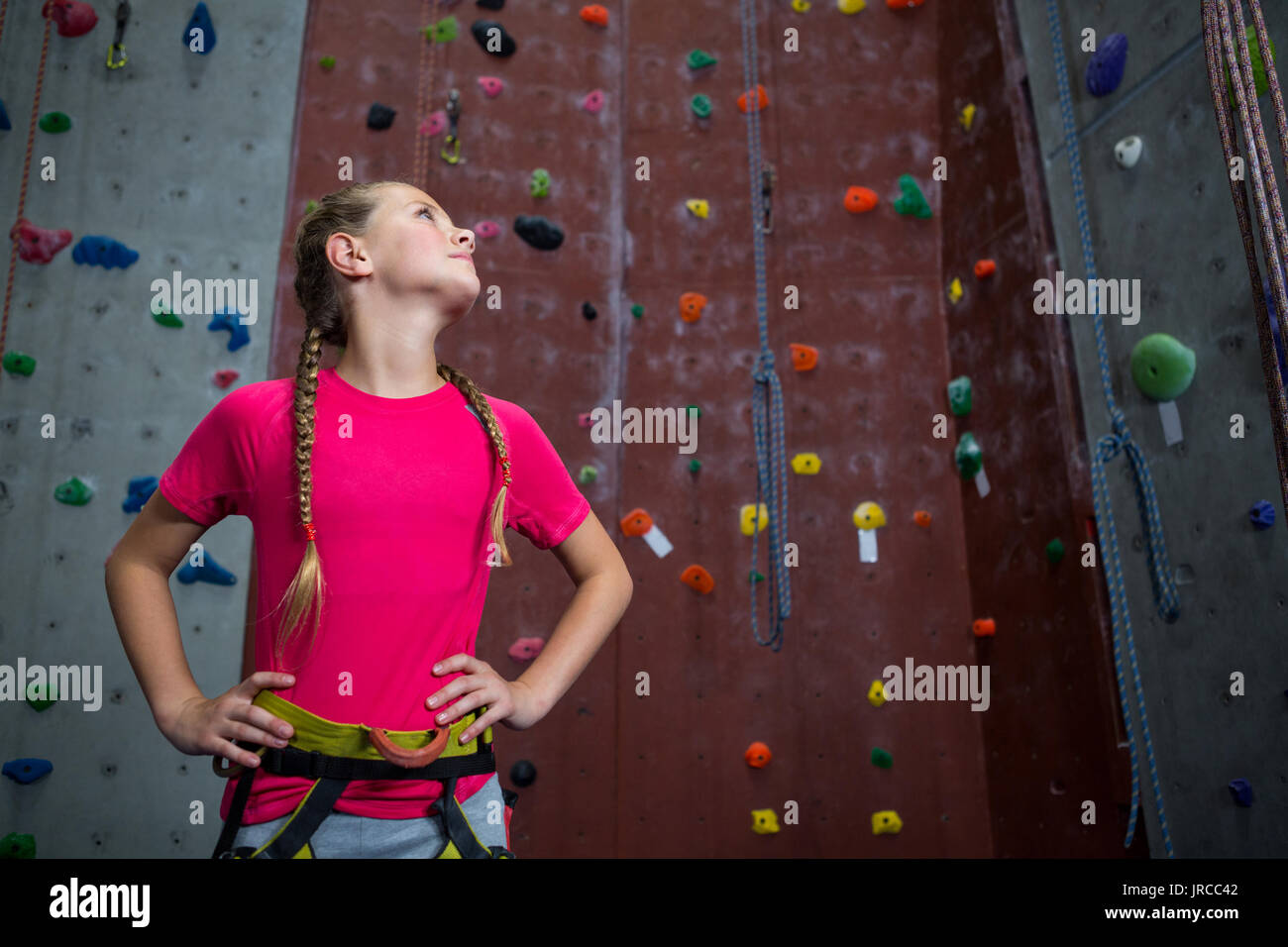 Fiducioso ragazza adolescente in piedi con le mani sui anca in studio fitness Foto Stock