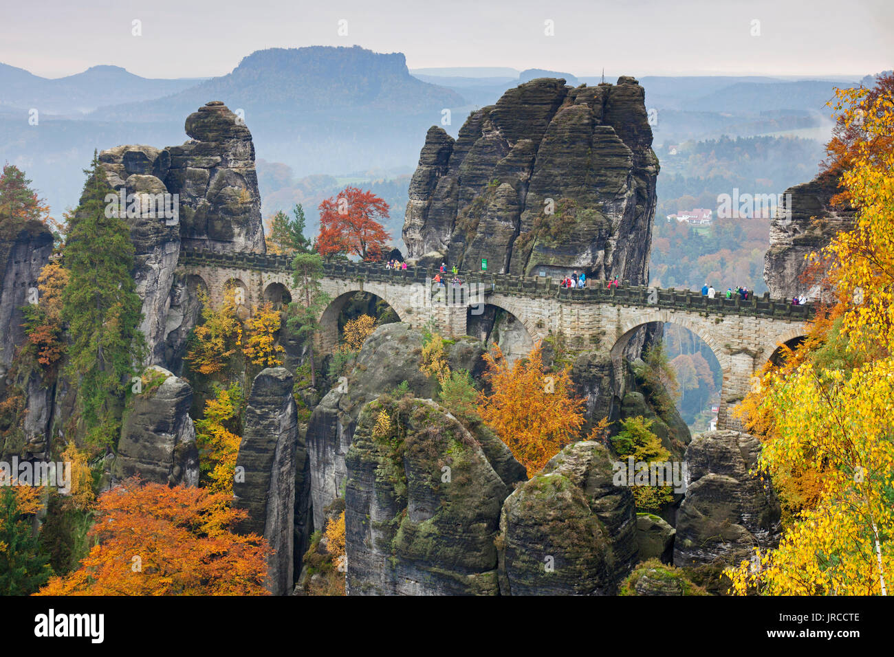 Bastei Bridge / Basteibrücke sopra il fiume Elba in montagne di roccia arenaria dell'Elba in autunno, Svizzera Sassone National Park, in Sassonia, Germania Foto Stock