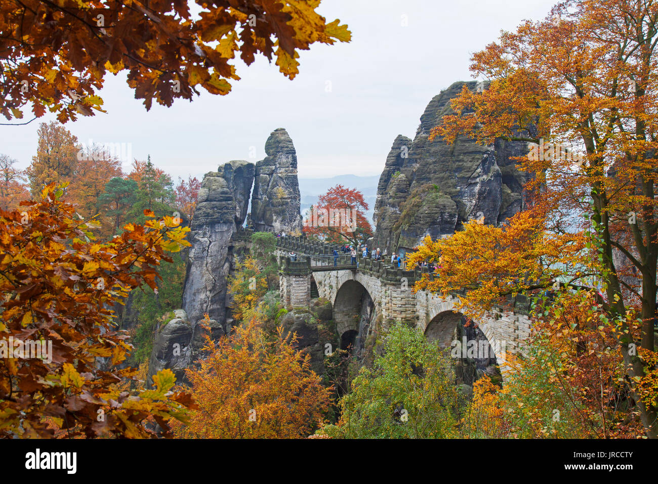 Bastei Bridge / Basteibrücke sopra il fiume Elba in montagne di roccia arenaria dell'Elba in autunno, Svizzera Sassone National Park, in Sassonia, Germania Foto Stock